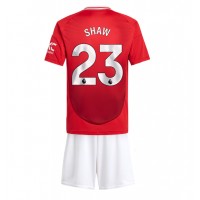 Otroški Nogometni dresi Manchester United Luke Shaw #23 Domači 2024-25 Kratek Rokav (+ Kratke hlače)